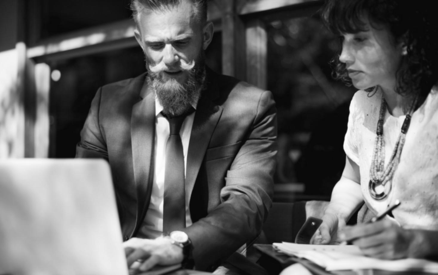 Salle de formation moderne avec équipements financiers